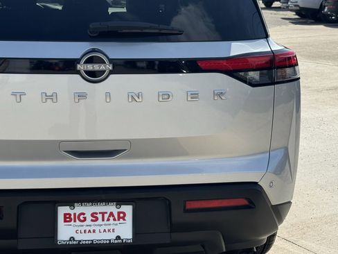 Used 2025 Nissan Pathfinder SV FWD image 11