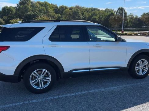 Used 2022 Ford Explorer XLT w/ Equipment Group 202A image 6
