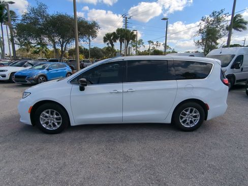 Used 2025 Chrysler Pacifica Select image 8