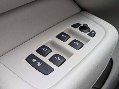 Certified 2023 Volvo XC60 B5 Plus AWD/4WD image 31
