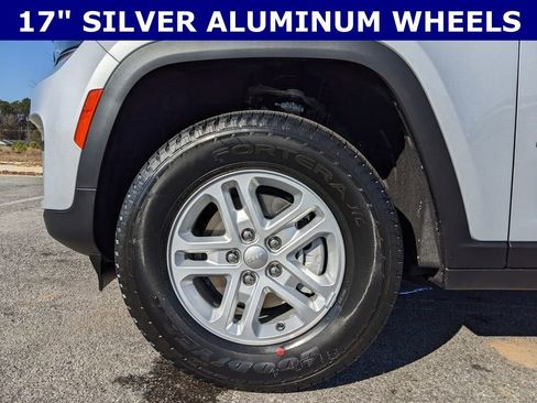 New 2025 Jeep Grand Cherokee Laredo image 6