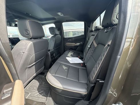 Used 2024 GMC Canyon Denali image 29