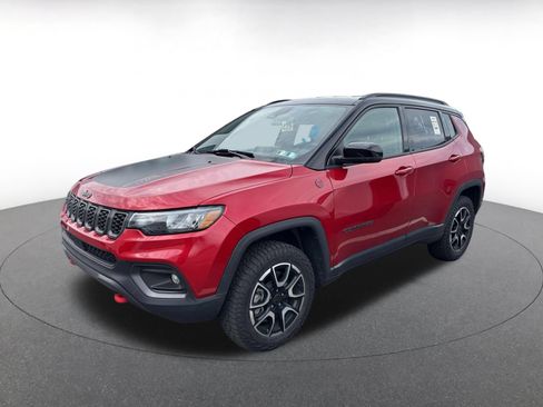 Used 2025 Jeep Compass Trailhawk AWD/4WD image 4