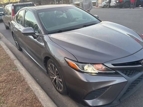 Used 2018 Toyota Camry SE image 3