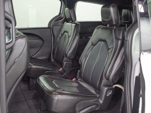 Used 2025 Chrysler Pacifica Select FWD image 8