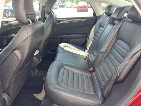Used 2015 Ford Fusion SE w/ Equipment Group 202A FWD image 18