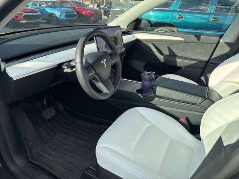 Used 2025 Tesla Model Y Long Range image 5
