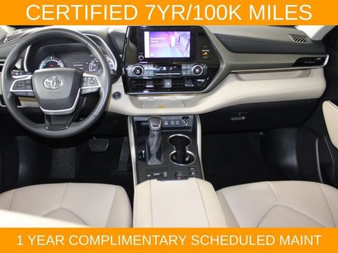 Used 2024 Toyota Highlander XLE AWD/4WD image 14