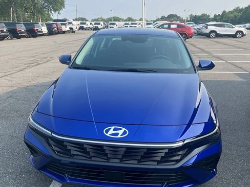 Used 2025 Hyundai Elantra SEL FWD image 2