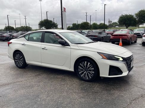 Used 2025 Nissan Altima 2.5 SV FWD image 2