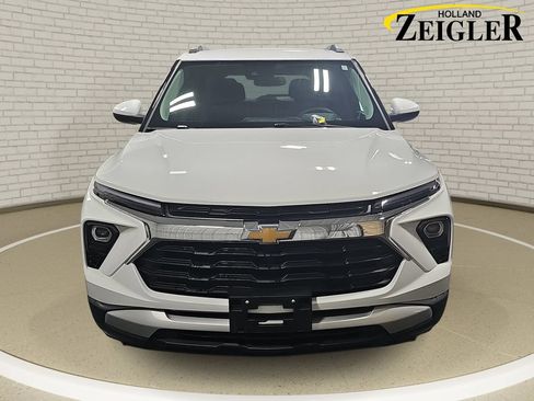 Used 2025 Chevrolet TrailBlazer LT AWD/4WD image 2