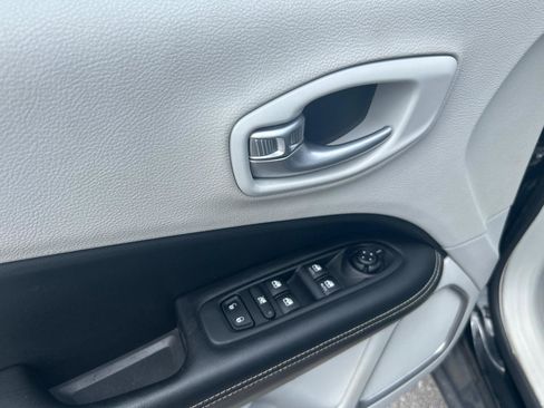 Used 2018 Jeep Compass Latitude FWD image 12