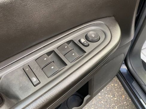 Used 2016 GMC Acadia SLE image 18