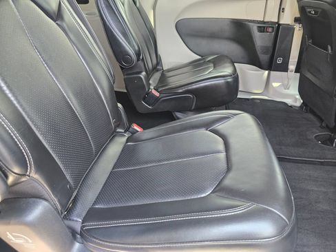 Used 2023 Chrysler Pacifica Touring-L FWD image 13