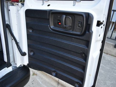 Used 2015 Chevrolet Express 2500 image 10