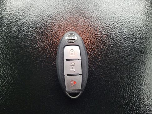 Used 2018 Nissan Titan SV w/ SV Convenience Package image 32