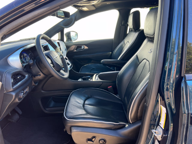 Used 2025 Chrysler Pacifica Limited FWD image 4
