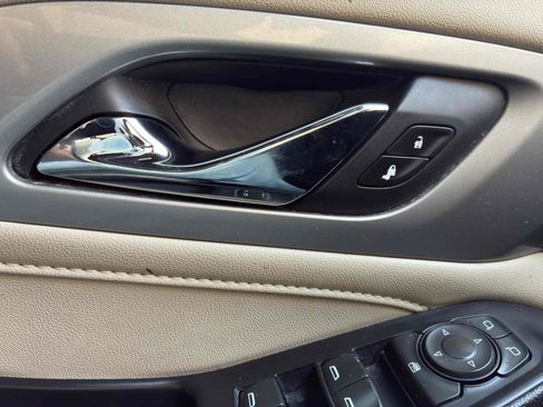 Used 2022 Chevrolet Traverse LS FWD image 35
