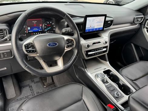 Used 2022 Ford Explorer XLT w/ Equipment Group 202A AWD/4WD image 11