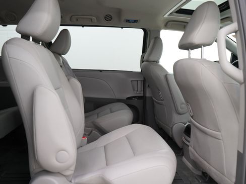 Used 2017 Toyota Sienna XLE w/ XLE Navigation Package FWD image 14