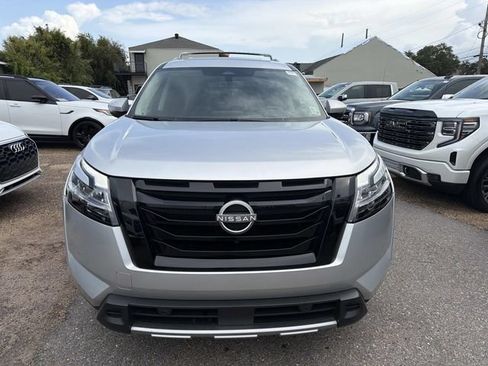 Used 2024 Nissan Pathfinder Platinum FWD image 2