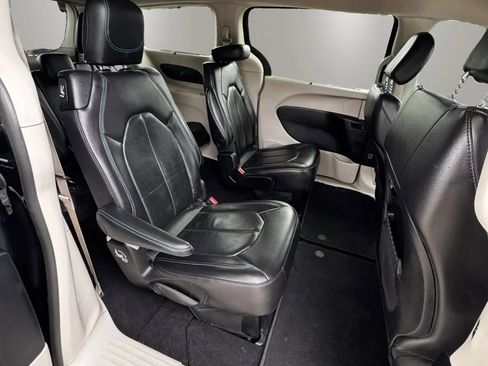 Used 2021 Chrysler Pacifica Touring-L FWD image 14
