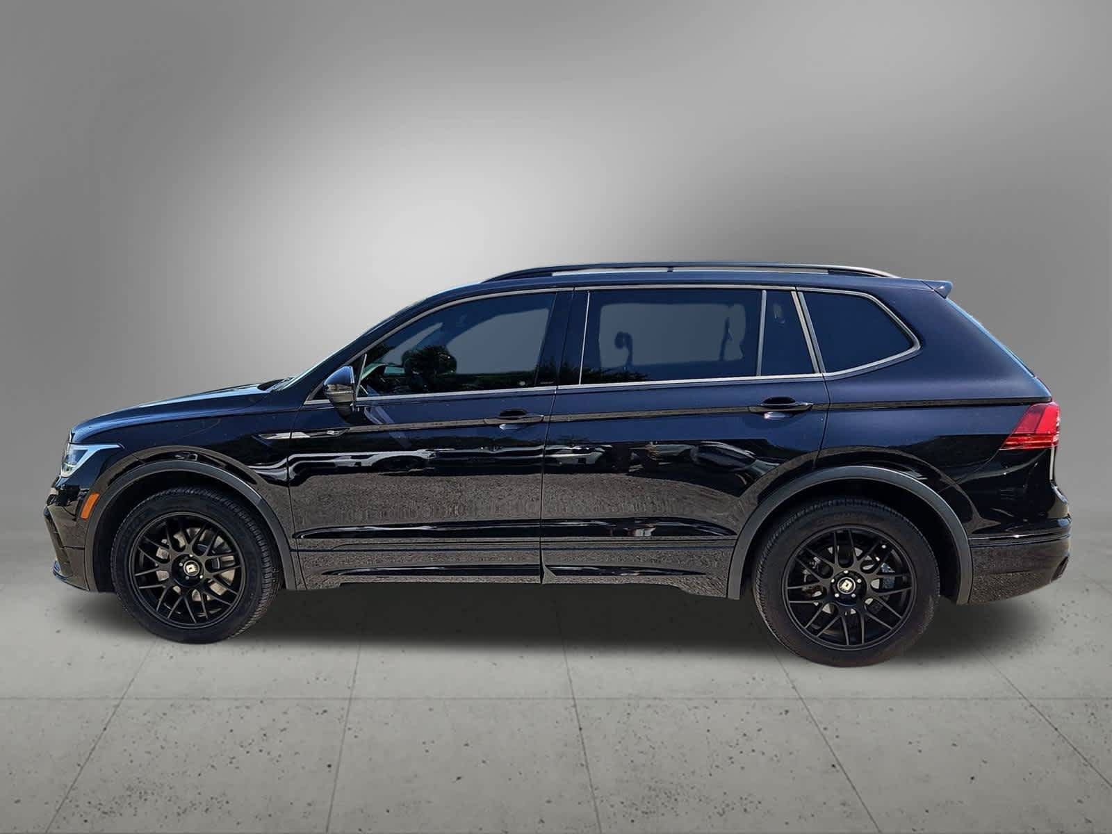 Used 2023 Volkswagen Tiguan SE R-Line FWD image 3