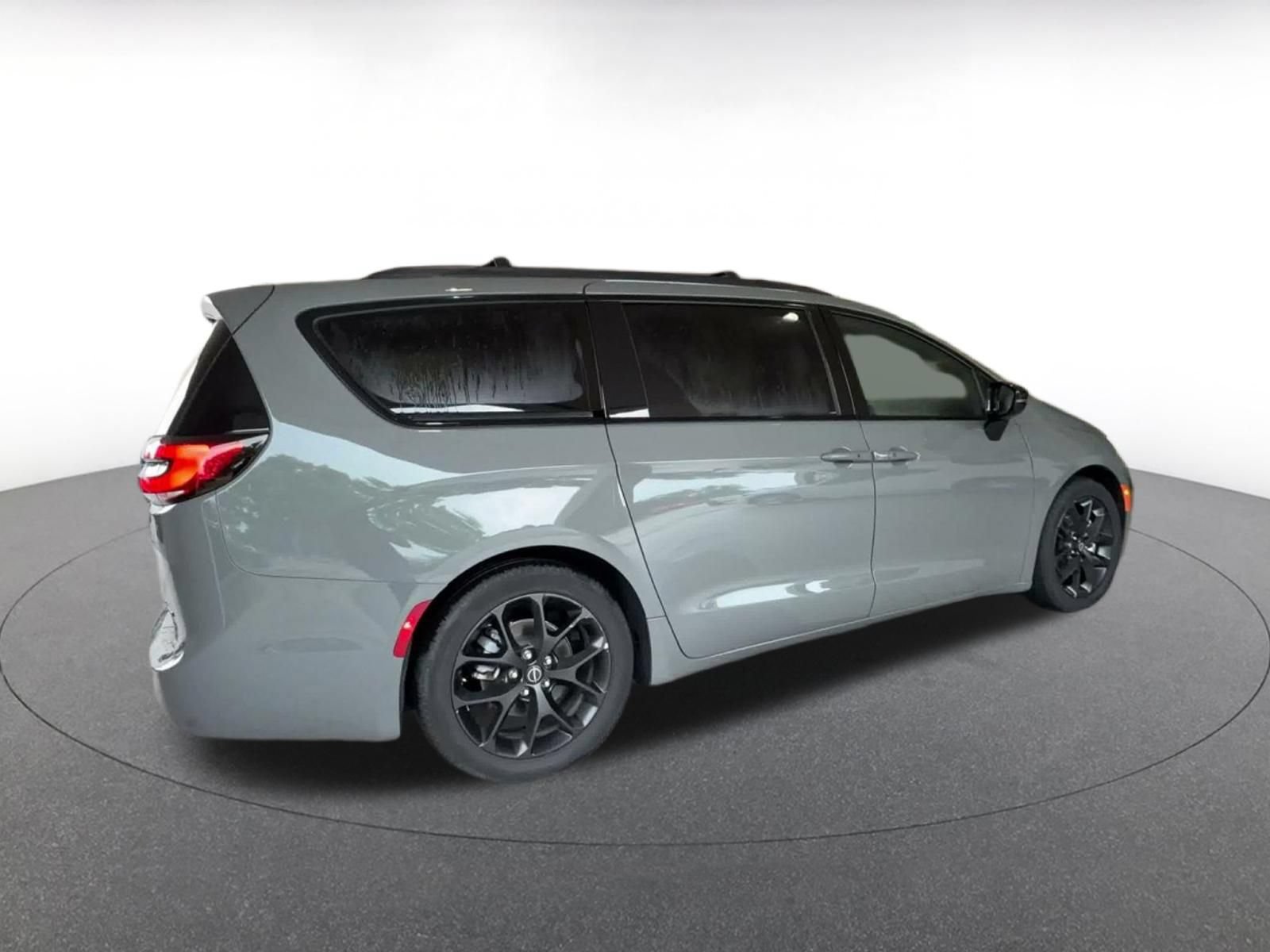 Used 2025 Chrysler Pacifica Limited FWD image 21
