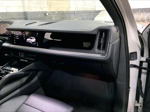Used 2025 Porsche Cayenne image 18