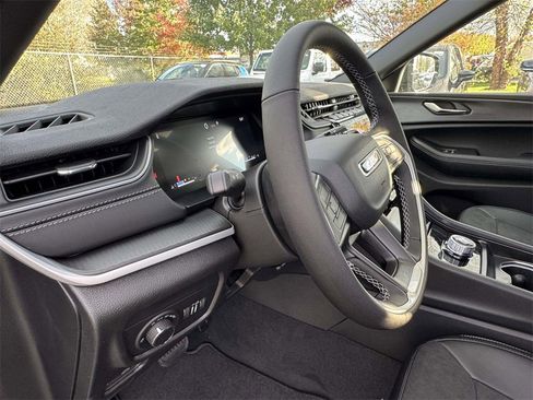 New 2025 Jeep Grand Cherokee Altitude image 2