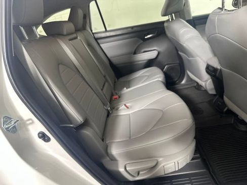 Used 2023 Toyota Highlander XLE AWD/4WD image 24