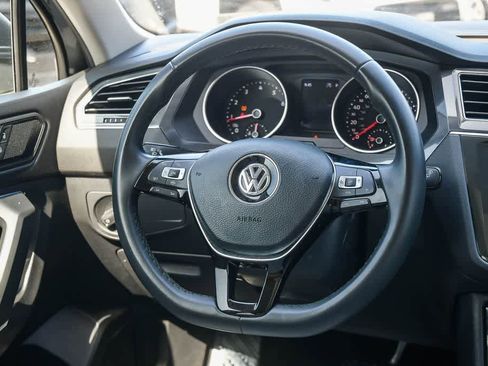 Used 2020 Volkswagen Tiguan SE w/ Panoramic Sunroof Package FWD image 12