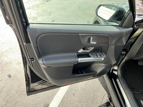 Used 2023 Mercedes-Benz EQB 300 4MATIC image 17