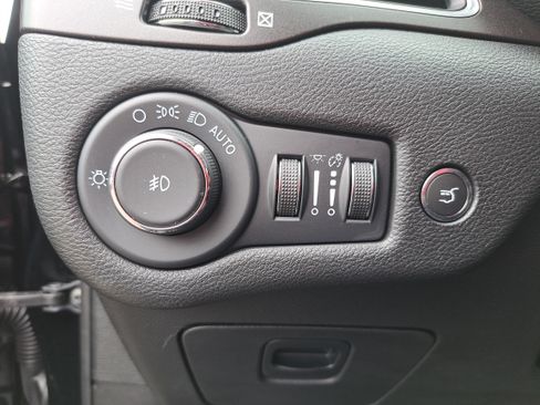 Used 2022 Jeep Cherokee Trailhawk w/ Sun, Sound & Nav Group AWD/4WD image 25