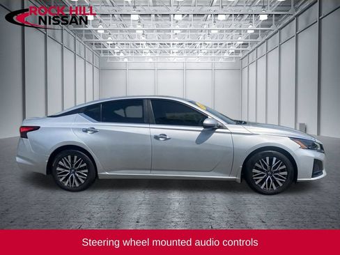 Used 2023 Nissan Altima 2.5 SV FWD image 4