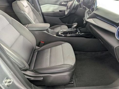 Certified 2025 Chevrolet Trax LT w/ LT Convenience Package FWD image 29