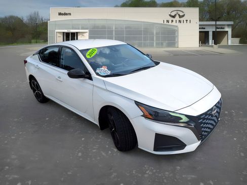 Used 2025 Nissan Altima 2.5 SR FWD image 2