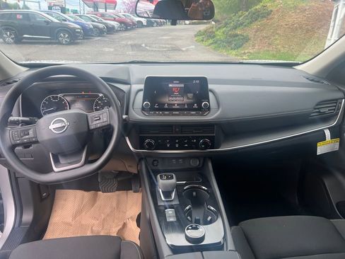 Used 2025 Nissan Rogue S AWD/4WD image 14