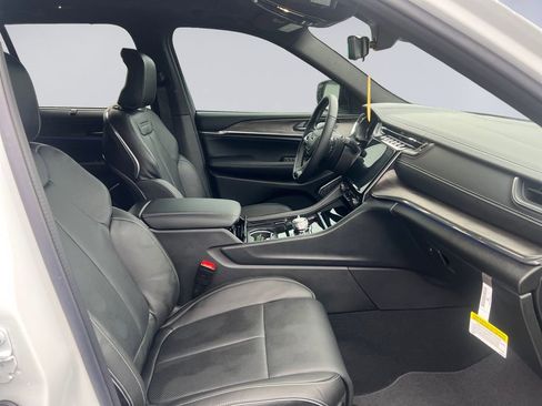 New 2025 Jeep Grand Cherokee Overland w/ Adv Protech Group III image 18