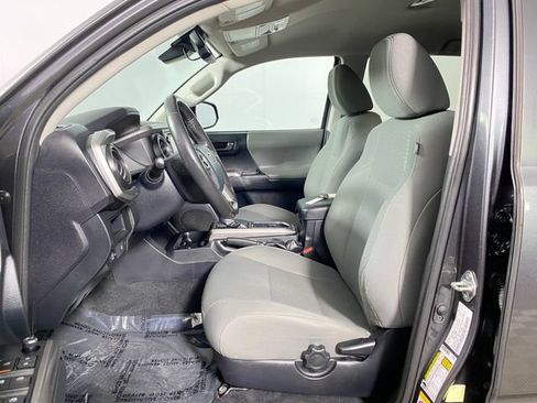 Used 2018 Toyota Tacoma SR5 AWD/4WD image 10