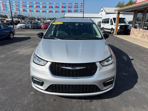 Used 2024 Chrysler Pacifica Touring-L FWD image 10