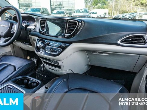 Used 2024 Chrysler Pacifica Touring-L image 27