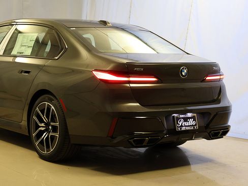 Used 2026 BMW 760i xDrive w/ Executive Package AWD/4WD image 8
