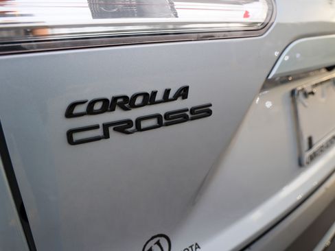Used 2024 Toyota Corolla Cross AWD Hybrid image 11