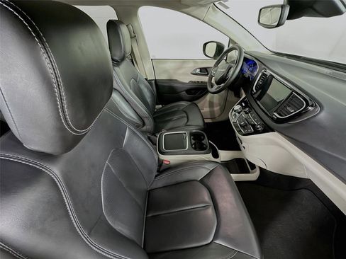 Used 2023 Chrysler Pacifica Touring-L image 27