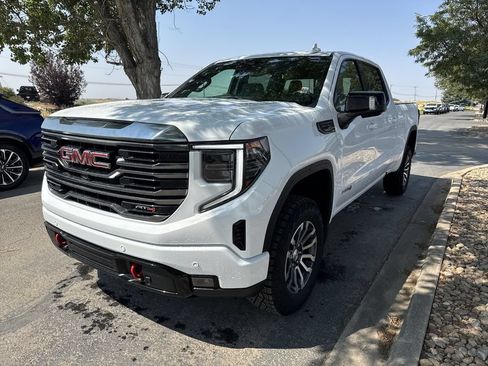 Used 2023 GMC Sierra 1500 AT4 w/ AT4 Preferred Package AWD/4WD image 8
