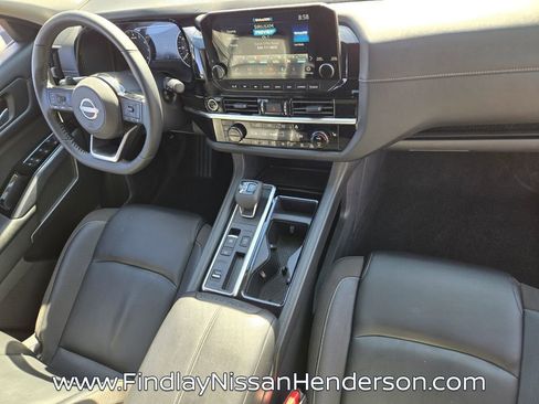 Used 2024 Nissan Pathfinder SL FWD image 17