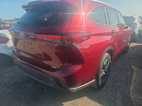 Used 2023 Toyota Highlander XLE FWD image 3