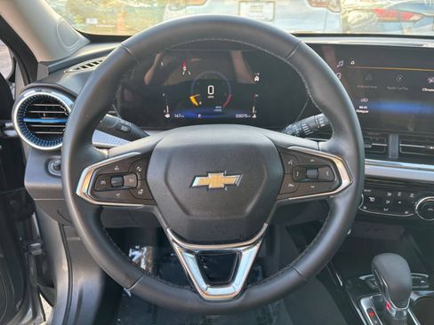 Used 2025 Chevrolet Trax LT w/ LT Convenience Package FWD image 27