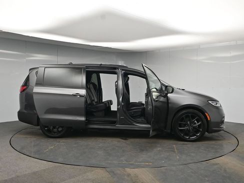 Used 2022 Chrysler Pacifica Touring-L w/ Uconnect Theater Family Group image 49